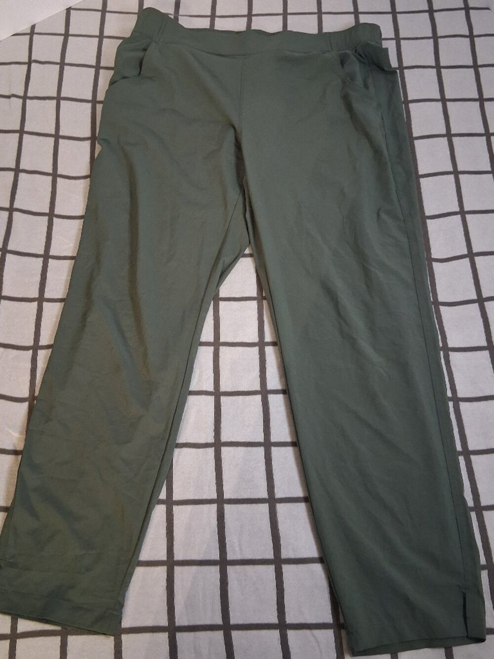 Size M Eddie Bauer Women’s Ankle Pants